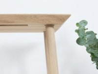 Holzschemel KNOQDI von kommod Unterseite